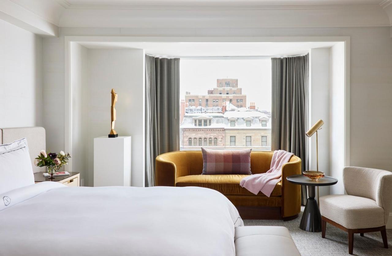 The Newbury Boston Hotell Eksteriør bilde A guest room at the London edition
