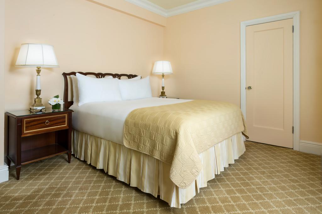 The Newbury Boston Hotell Eksteriør bilde A guest room at The Carlyle