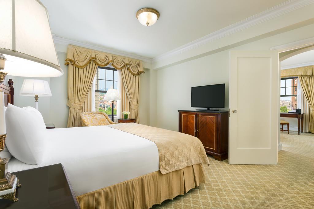 The Newbury Boston Hotell Eksteriør bilde A bedroom at The Ritz-Carlton, Boston